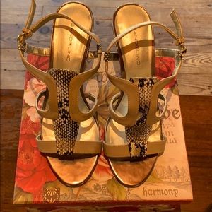 EUC Bandolino strappy snakeskin/beige sandals